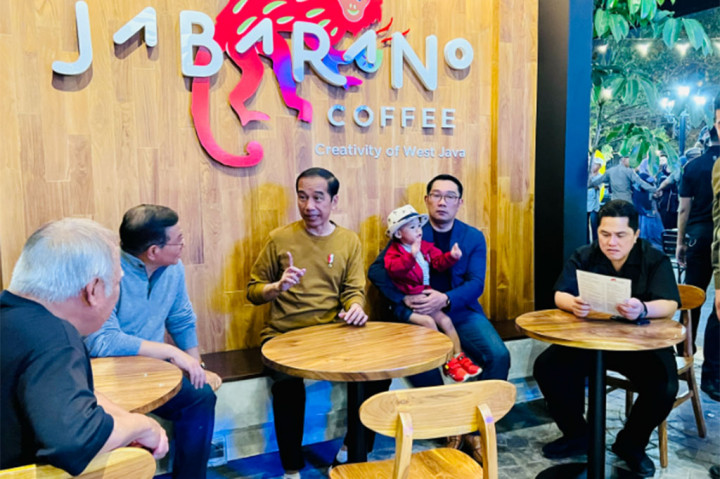 Setelah itu, Jokowi pun mengunjung gerai kedai kopi bernama Jabarano Coffe yang berlokasi di dekat gapura Pasar Kreatif Jawa Barat. Jokowi pun ngopi satu meja bersama Ridwan Kamil dan Erick Thohir di kedai kopi tersebut.