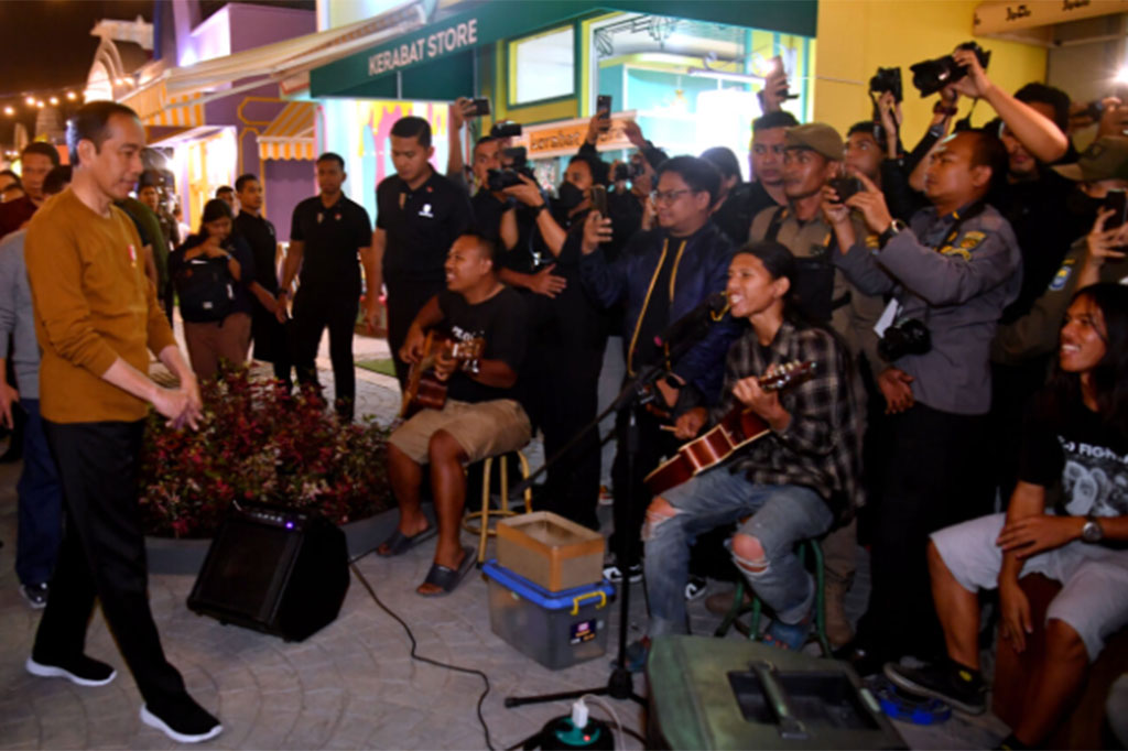 Presiden Jokowi kemudian menikmati malam tersebut dengan menyaksikan penampilan musik akustik.