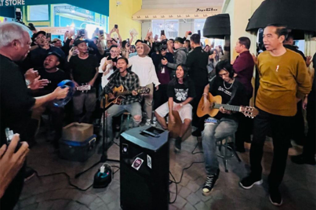 Presiden juga terlihat beberapa kali ikut bernyanyi dengan kelompok musik akustik tersebut.
