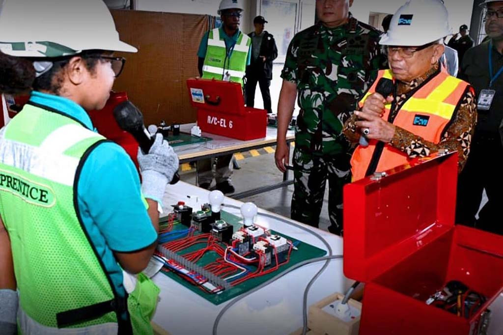 Mengawali rangkaian kunjungan kerjanya di hari kedua di Provinsi Papua Tengah, Wapres Ma’ruf Amin mengunjungi dan menyapa para peserta didik program vokasi Institut Pertambangan Nemangkawi milik PT Freeport Indonesia (PTFI) di Kabupaten Mimika, Rabu, 12 Juli 2023.