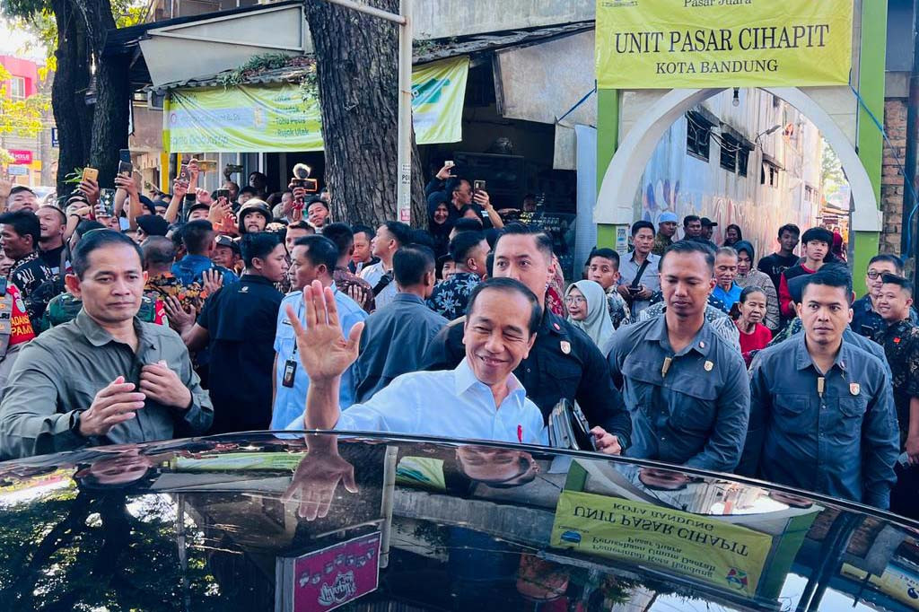 Mengawali rangkaian kegiatan kunjungan kerja hari kedua di Provinsi Jawa Barat, pada Rabu, 12 Juli 2023, Presiden Joko Widodo mengunjungi Pasar Cihapit, Kota Bandung. Di sana, Kepala Negara meninjau langsung harga sejumlah komoditas pangan yang dijual.