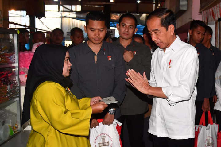 Dalam kesempatan tersebut, Presiden Jokowi juga memberikan sejumlah bantuan sosial kepada para pedagang di Pasar Cihapit. Mulyana, seorang pedagang es di Pasar Cihapit, mengaku sangat berterima kasih atas bantuan tersebut.