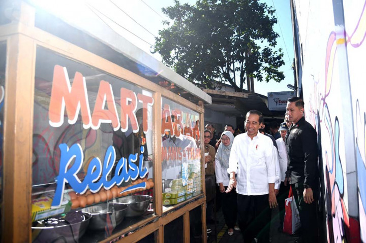 Rizal, salah seorang pedagang bawang di Pasar Cihapit mengatakan bahwa Kepala Negara sempat bertanya terkait harga bawang saat ini. Rizal menyebut bahwa harga bawang saat ini sedang mengalami kenaikan di kisaran Rp45 ribu hingga Rp50 ribu per kilogram.