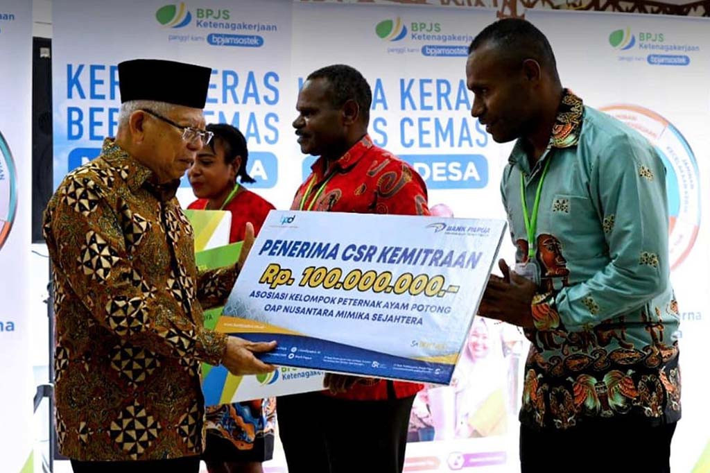 Bantuan yang diserahkan antara lain berupa Kartu Kepesertaan BPJS Ketenagakerjaan untuk para pekerja rentan, Kredit Usaha Rakyat (KUR) Mikro, dan bantuan Program Corporate Social Responsibility (CSR) dari Bank Papua.