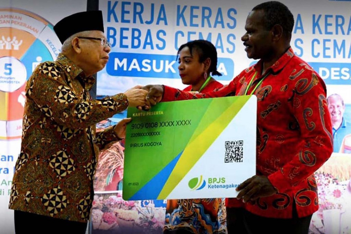 Saat mengunjungi Institut Pertambangan Nemangkawi Mimika, Wapres Ma’ruf Amin berkesempatan menyerahkan sejumlah bantuan sosial kepada perwakilan Orang Asli Papua (OAP) di Kabupaten Mimika, Provinsi Papua Tengah, Rabu, 12 Juli 2023.