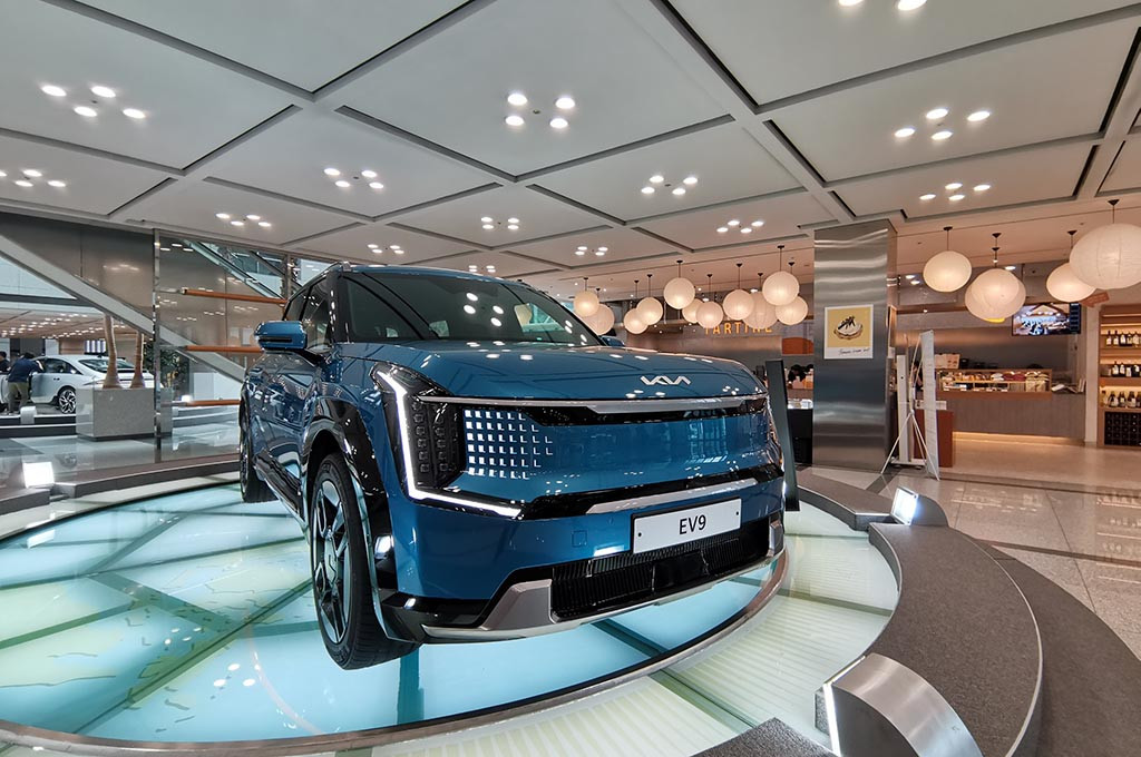 Kia EV9 menjadi mobil listrik perdana Kia yang sudah mengadopsi 3 baris penumpang. Mobil ini baru saja diperkenalkan pada awal tahun, tepatnya Maret 2023.