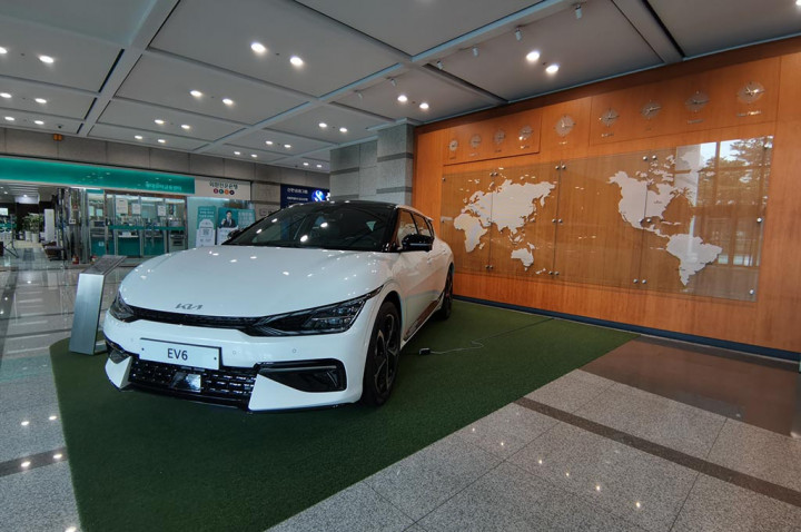 Kia EV6 merupakan mobil listrik bergaya sedan dan sudah dipasarkan pula di Indonesia. Konsumen bisa membelinya dengan menebus banderol sebesar Rp1,299 miliar (on the road DKI Jakarta).