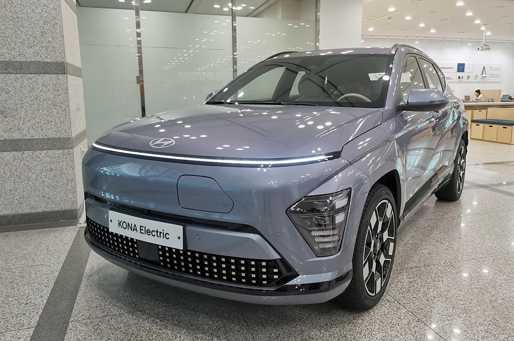 Hyundai Kona Electric menjadi salah satu model kendaraan listrik berbasis SUV. Mobil ini juga sudah pernah dijual di Indonesia dengan pilihan mesin bensin atau EV.