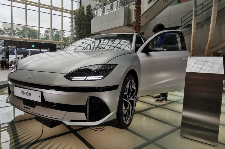 Hyundai Ioniq 5 mmerupakan mobil listrik terbaru yang dipasarkan oleh pihak pabrikan asal Korea Selatan tersebut. Sayangngnya mobil ini beluum dipasarkan di Indonesia, dan baru sebatas untuk negara asalnya.