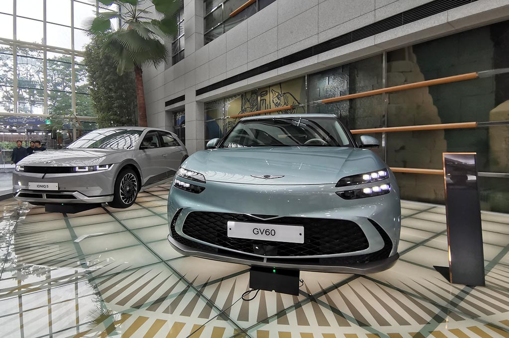 Genesis GV 60 adalah kendaraan listrik kedua merek Genesis setelah sedan G80 yang dialiri listrik. Namun tidak seperti G80, GV60 hanya tersedia dengan powertrain EGMP khusus kendaraan listrik dari Hyundai Motor Group.