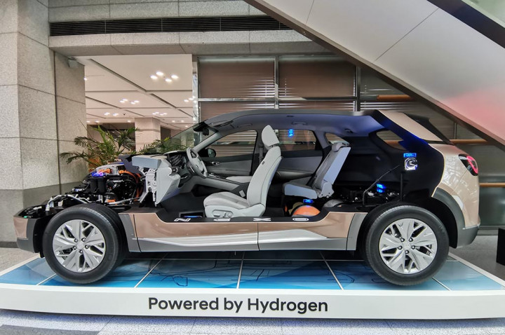 Generasi kedua Hyundai Nexo dirilis pada 2018 dan merupakan kendaraan dengan energi hidrogen dengan jarak tempuh mencapai 600 km. Pada dasarnya, Nexo digerakan dengan menggabungkan energi hidrogen dan oksigen, sehingga menghasilkan listrik dan air.