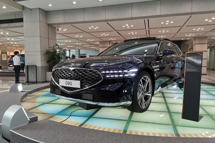 Genesis G90 merupakan full size sedan yang menawarkan kemewahan tertinggi, sekelas dengan mobil-mobil dari BMW, Mercedes-Benz, atau Lexus.