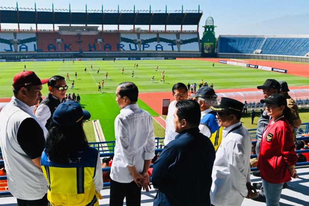  Presiden Joko Widodo meninjau Stadion Si Jalak Harupat, Kabupaten Bandung, Jawa Barat, yang telah rampung direnovasi untuk persiapan penyelenggaraan Piala Dunia U-17.