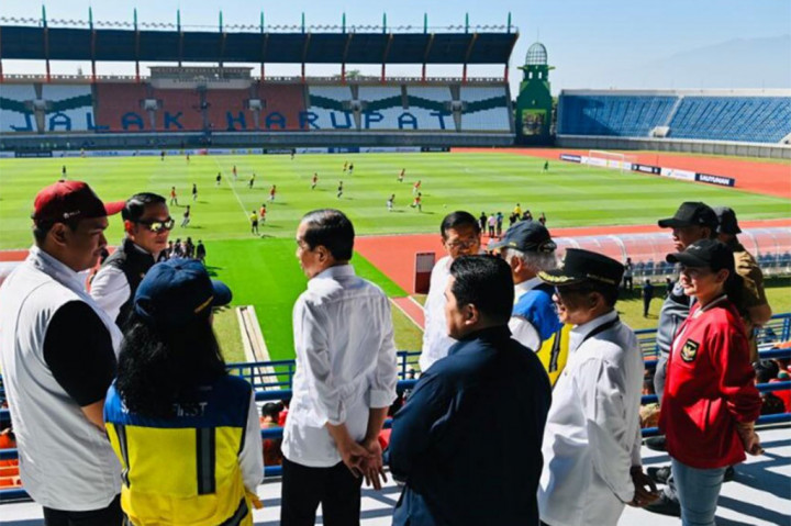  Presiden Joko Widodo meninjau Stadion Si Jalak Harupat, Kabupaten Bandung, Jawa Barat, yang telah rampung direnovasi untuk persiapan penyelenggaraan Piala Dunia U-17.