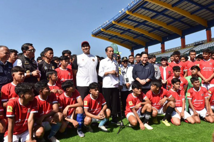 Dalam kesempatan itu, Presiden juga menyaksikan proses seleksi Tim Nasional (Timnas) U-17 di stadion tersebut. Sebanyak 187 pesepak bola muda dari berbagai daerah di Jawa Barat mengikuti proses seleksi tersebut.