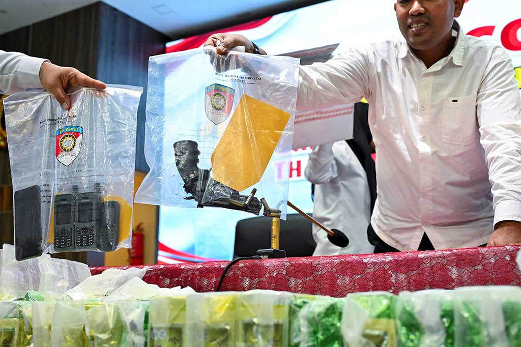 Tim Direktorat Reserse Narkoba Polda Aceh menggagalkan penyelundupan narkoba jenis sabu dengan berat 57 kilogram di perairan Kabupaten Aceh Besar, yang berasal dari sindikat internasional.