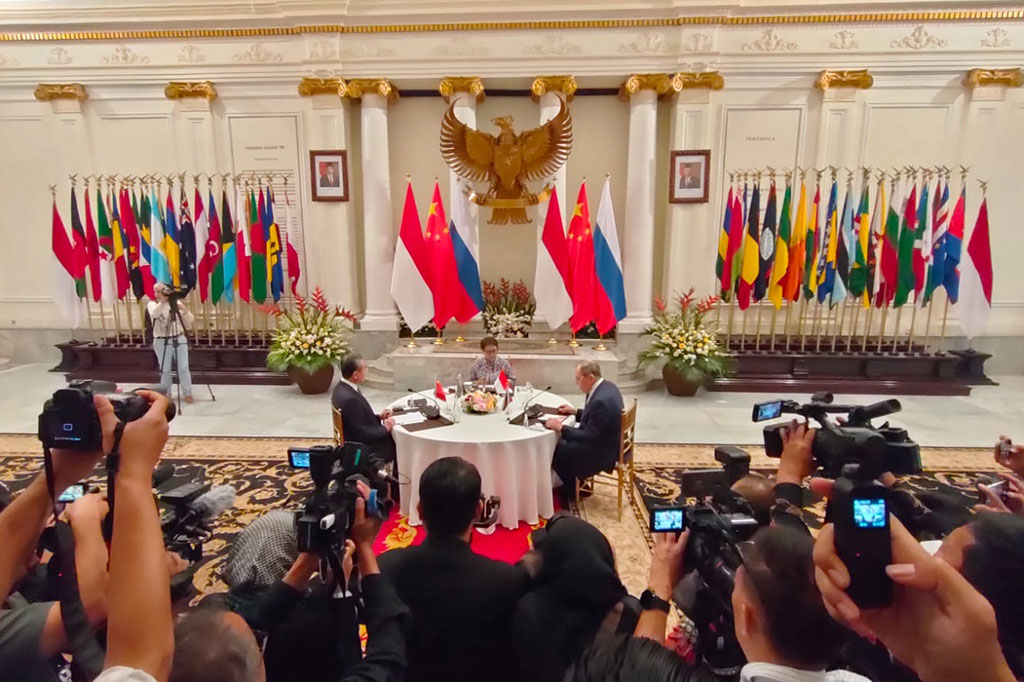 Sergey Lavrov tiba di Jakarta pada Rabu untuk berpartisipasi dalam sejumlah acara yang diadakan dalam kerangka format ASEAN.  Lavrov akan berpartisipasi dalam pertemuan para Menlu Rusia-ASEAN pada Kamis, 13 Juli dan dalam pertemuan para diplomat top dari KTT Asia Timur (EAS) dan Forum Regional ASEAN (ARF) pada Jumat, 14 Juli. 