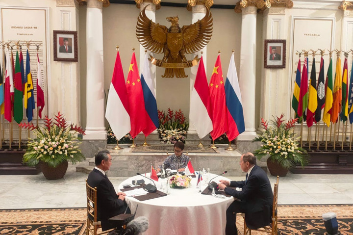 Menteri Luar Negeri Retno Marsudi melakukan pertemuan trilateral dengan Menlu Rusia Sergey Lavrov dan Direktur Komite Hubungan Luar Negeri Partai Komunis Tiongkok, Wang Yi. 