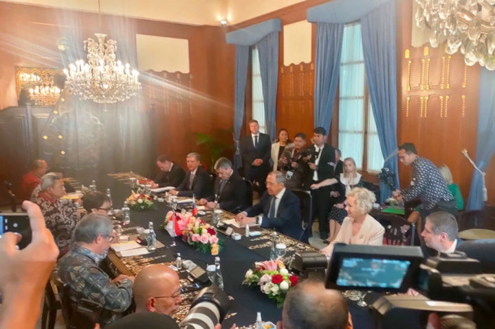 Sementara itu Wang Yi datang ke Indonesia mewakili Menlu Tiongkok Qin Gang tidak bisa hadir. Wang akan berpartisipasi dalam pertemuan dengan para Menlu ASEAN dan ASEAN Plus Tiga pada Kamis, juga pertemuan Menteri Luar Negeri KTT Asia Timur (EAS) dan Forum Kawasan ASEAN (ARF) pada Jumat.