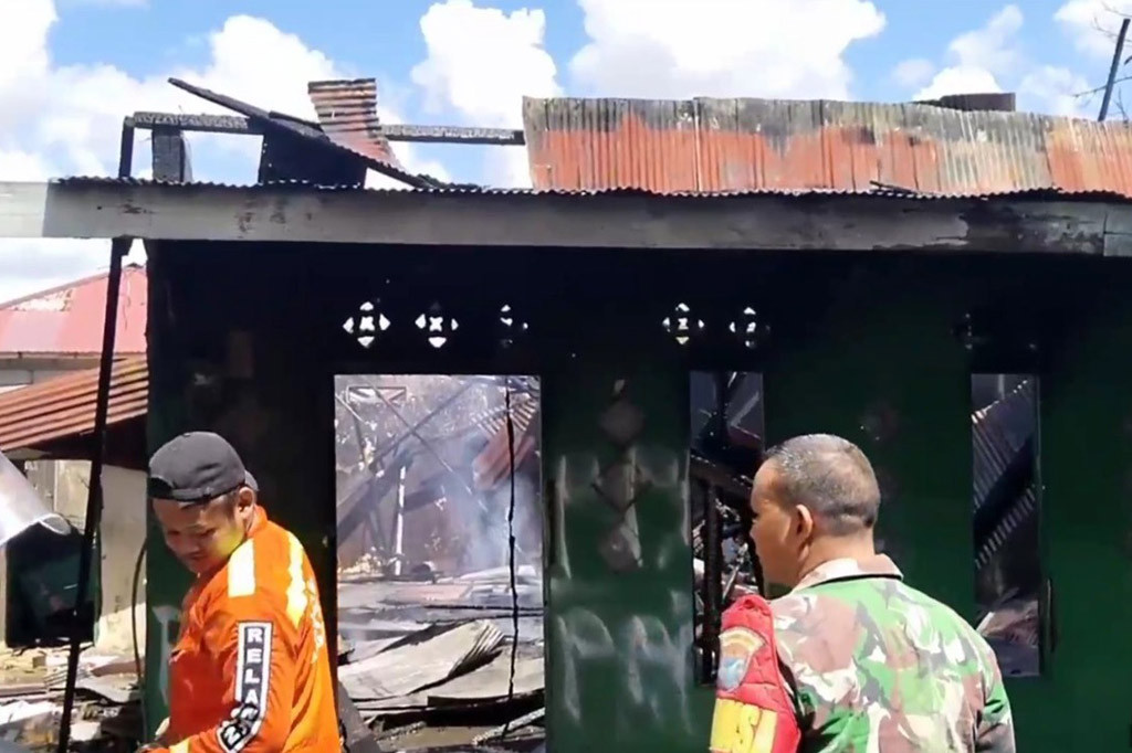 Sebuah bangunan rumah di jalan Muchran Ali, kelurahan Baamang Hulu, kecamatan Baamang, kabupaten Kotawaringin Timur, Kalimantan Tengah, ludes terbakar, Rabu, 12 Juli 2023. Kebakaran diduga akibat olah seorang pria yang merupakan pemilik rumah, karena mengalami gangguan jiwa. 