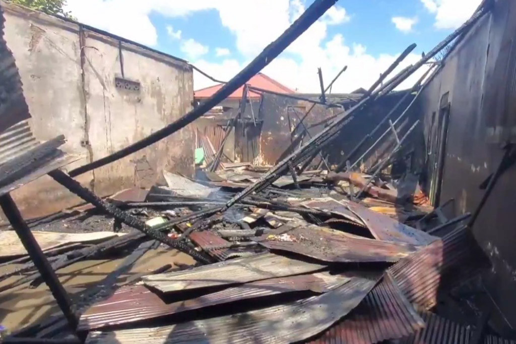 Menurut informasi, rumah tersebut diduga sengaja dibakar oleh seorang pria pemilik rumah bernama Eman, karena mengalami gangguan jiwa. Selama ini pria tersebut tinggal seorang diri, dengan kondisi rumah yang sangat berantakan. Usai membakar rumahnya, terduga pelaku langsung kabur menggunakan sepeda motor.