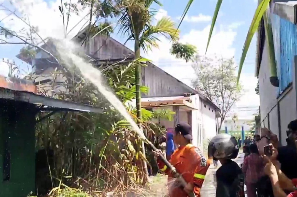 Kebakaran bangunan rumah semi permanen di jalan Muchran Ali, RT 25, RW 03, kelurahan Baamang Hulu tersebut, menghebohkan warga sekitar, peristiwa kebakaran terjadi sekitar pukul 10 siang.