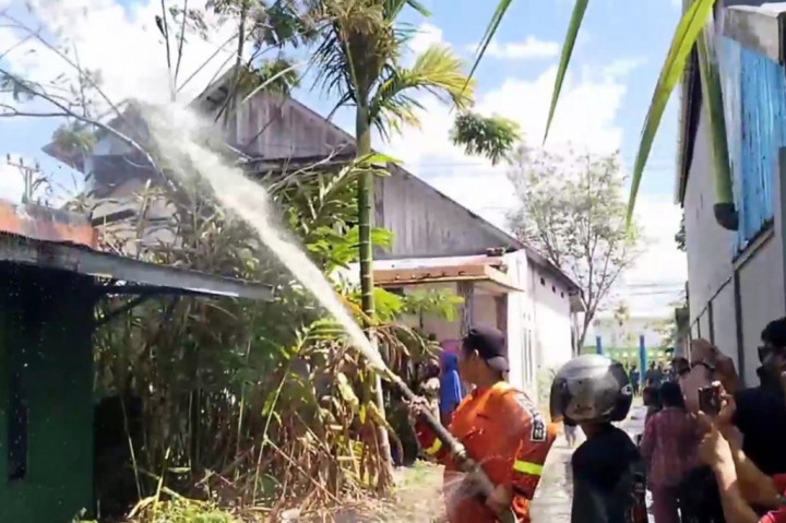 Kebakaran bangunan rumah semi permanen di jalan Muchran Ali, RT 25, RW 03, kelurahan Baamang Hulu tersebut, menghebohkan warga sekitar, peristiwa kebakaran terjadi sekitar pukul 10 siang.