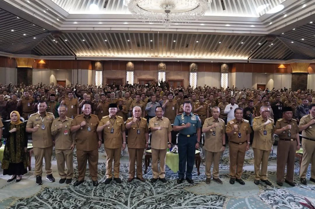 “Silakan ini manfaatkan, silahkan ajak mereka bekerja sama karena kami memiliki perangkat alutsista, jangan malah ada sekat pada mereka justru ajak mereka untuk membangun desa dan saya yakin dengan kebersamaan pemerintah aparat desa dengan TNI-Polri, saya yakin kemajuan desa, kesejahteraan dan keamanan masyarakat akan selalu terjaga,” kata Panglima TNI.