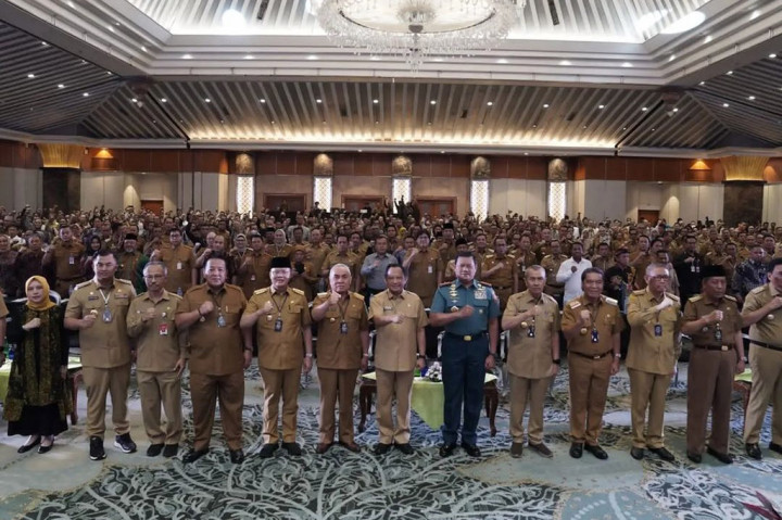 “Silakan ini manfaatkan, silahkan ajak mereka bekerja sama karena kami memiliki perangkat alutsista, jangan malah ada sekat pada mereka justru ajak mereka untuk membangun desa dan saya yakin dengan kebersamaan pemerintah aparat desa dengan TNI-Polri, saya yakin kemajuan desa, kesejahteraan dan keamanan masyarakat akan selalu terjaga,” kata Panglima TNI.