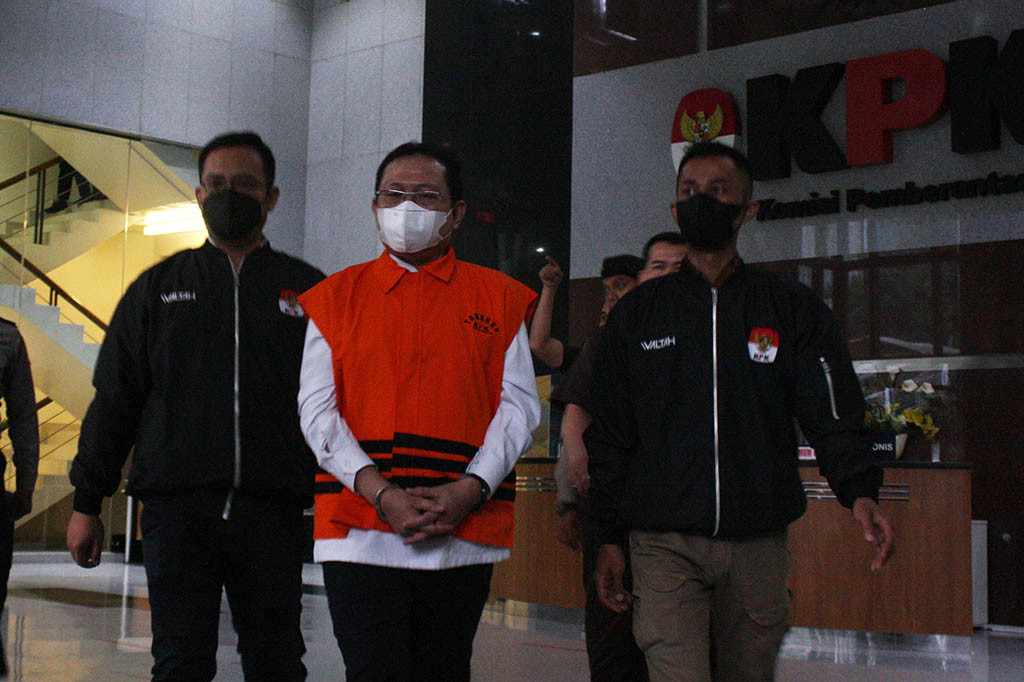 Setelah dilakukan pemeriksaan selama lebih dari enam jam, Hasbi akhirnya dihadirkan dengan mengenakan rompi jingga bertuliskan 'Tahanan KPK' pada pukul 16.44 WIB.