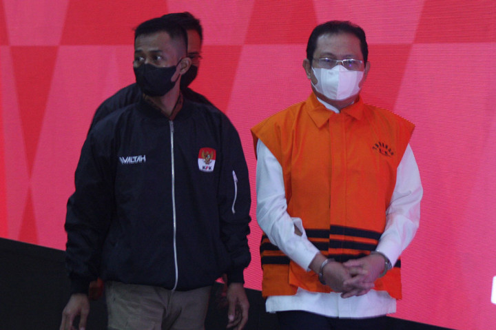 Hasbi Hasan awalnya tiba di Gedung Merah Putih KPK sekitar pukul 10.25 WIB dengan didampingi oleh tim kuasa hukumnya untuk diperiksa sebagai tersangka.