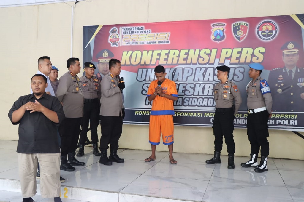 Pelaku EAS, 39, melakukan aksi pencurian rumah kosong saat siang hari. Karyawan swasta warga Desa Sidodadi Kecamatan Candi Sidoarjo tersebut juga sendirian dalam melakukan aksi. Sasarannya adalah rumah yang lampu di terasnya masih menyala karena kosong ditinggal kerja pemiliknya.