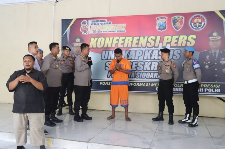 Pelaku EAS, 39, melakukan aksi pencurian rumah kosong saat siang hari. Karyawan swasta warga Desa Sidodadi Kecamatan Candi Sidoarjo tersebut juga sendirian dalam melakukan aksi. Sasarannya adalah rumah yang lampu di terasnya masih menyala karena kosong ditinggal kerja pemiliknya.