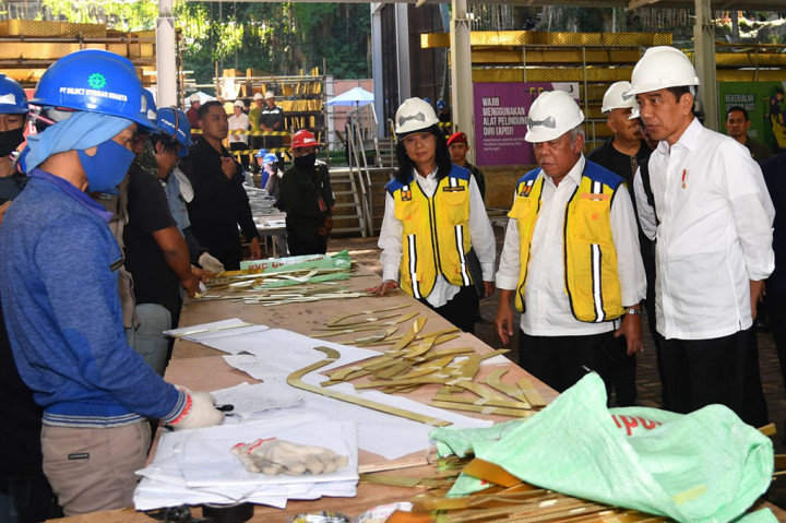 “Saya datang ke pabriknya Pak Nyoman Nuarta untuk memastikan bahwa pembangunan IKN, utamanya Istana Kepresidenan, itu berjalan sesuai dengan waktu, sehingga saya cek di sini semuanya, insyaallah berjalan dengan baik sesuai dengan waktu yang sudah kita targetkan,” ujar Presiden dalam keterangannya kepada awak media usai peninjauan.