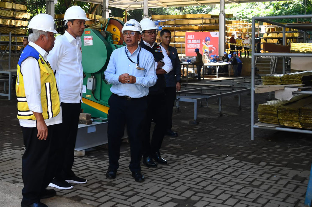 Presiden menyebut peninjauan tersebut dilakukan untuk melihat secara langsung sejumlah proses pembuatan bilah-bilah yang berbahan dasar kuningan, mulai dari pengelasan, laser, hingga pewarnaan.