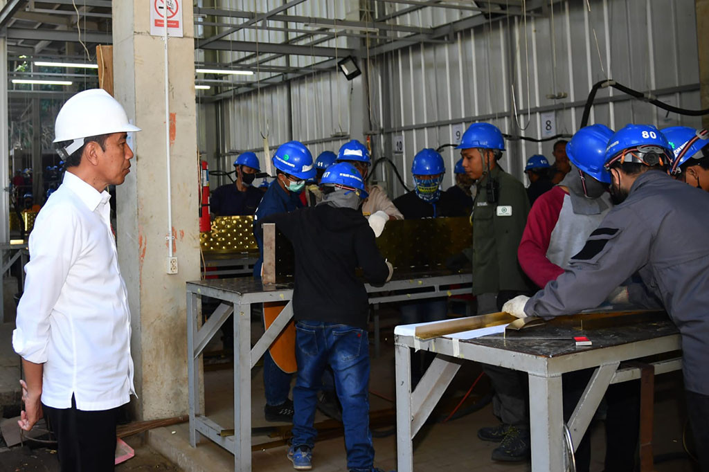 Presiden Joko Widodo memastikan bahwa pembangunan Ibu Kota Nusantara (IKN), utamanya Istana Kepresidenan, berjalan sesuai dengan waktu yang telah ditentukan. Hal tersebut disampaikan Kepala Negara usai meninjau langsung pembuatan bilah-bilang sayap garuda Istana Kepresidenan Ibu Kota Nusantara (IKN) di Workshop Siluet Nyoman Nuarta yang terletak di NuArt Sculpture Park, Kabupaten Bandung Barat, Provinsi Jawa Barat, pada Rabu, 12 Juli 2023.