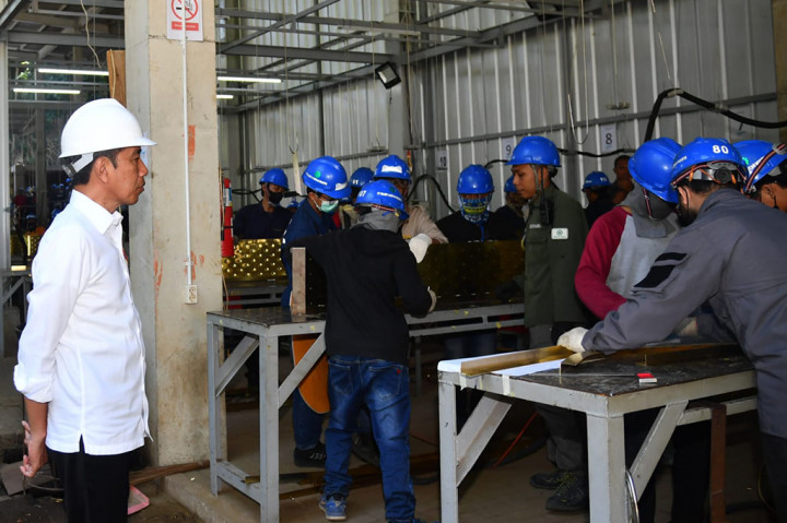 Presiden Joko Widodo memastikan bahwa pembangunan Ibu Kota Nusantara (IKN), utamanya Istana Kepresidenan, berjalan sesuai dengan waktu yang telah ditentukan. Hal tersebut disampaikan Kepala Negara usai meninjau langsung pembuatan bilah-bilang sayap garuda Istana Kepresidenan Ibu Kota Nusantara (IKN) di Workshop Siluet Nyoman Nuarta yang terletak di NuArt Sculpture Park, Kabupaten Bandung Barat, Provinsi Jawa Barat, pada Rabu, 12 Juli 2023.