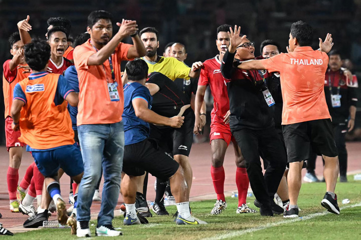 Selain ketiga pemain itu, AFC juga menjatuhkan hukuman kepada beberapa ofisial timnas Indonesia. Para ofisial tersebut adalah Tegar Diokta Andias (sekretaris tim), Sahari Gultom (pelatih kiper), Ahmad Nizar Caesara Noor (dokter tim), dan Muhni Toid Sarnad.