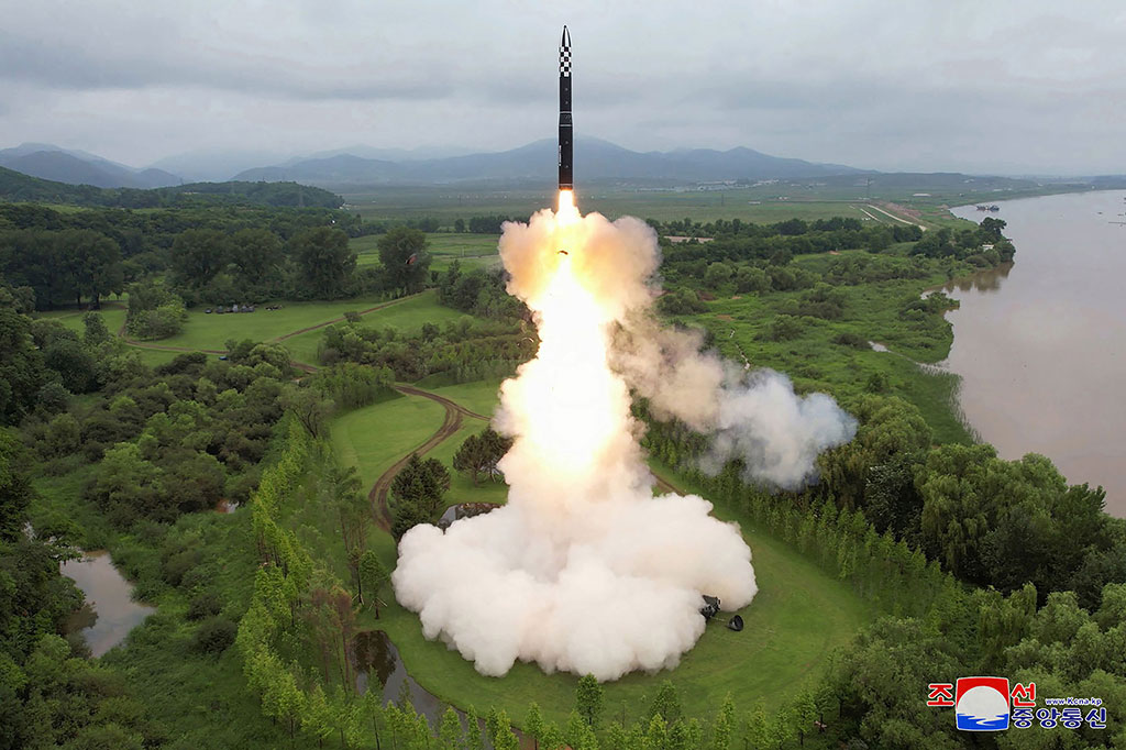 Laporan dari kantor berita resmi Korut, KCNA, mengatakan Hwasong-18 - jenis baru rudal balistik berbahan bakar padat yang dilaporkan hanya ditembakkan oleh Korut sekali sebelumnya pada bulan April, terbang 1.001 kilometer pada ketinggian maksimum 6.648 km sebelum tercebur ke Laut Timur, yang juga dikenal sebagai Laut Jepang.
