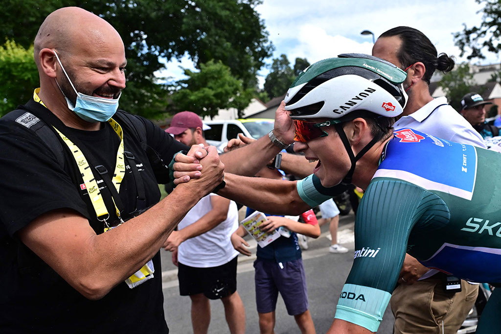 Jasper Philipsen menjadi pembalap kedua yang masih aktif yang memenangi sedikitnya empat etape dalam satu ajang Tour de France setelah Mark Cavendish, saat ia mengalahkan Dylan Groenewegen dan Phil Bauhaus di Moulins, Prancis, Rabu, 12 Juli 2023 waktu setempat.