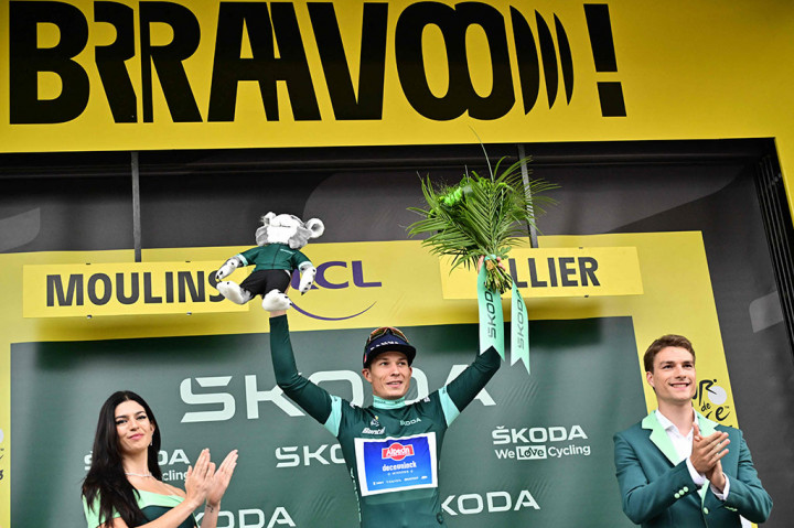 Philipsen juga masih memegang kendali klasemen sprint Tour de France dengan 323 poin, diikuti pembalap Prancis Bryan Coquard dengan selisih 145 poin.
