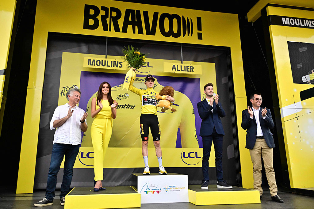 Pada etape 11 dengan rute datar sejauh 179,8km dari Clermont-Ferrand itu, juara bertahan Jonas Vingegaard dari tim Jumbo-Visma menjaga kaus kuning sebagai pemuncak klasemen sementara dengan margin yang tidak berubah yaitu 17 detik di depan rivalnya, Tadej Pogacar dari tim UAE Emirates.