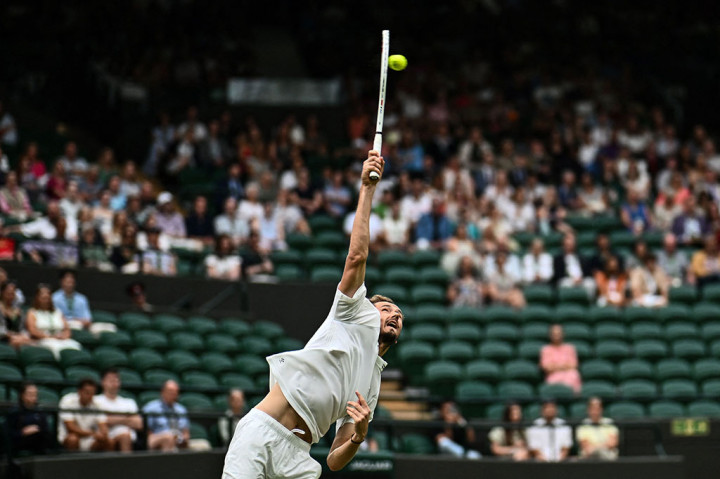 Petenis Rusia Daniil Medvedev melancarkan servis ke arah lawannya dari Amerika Serikat Christopher Eubanks pada babak perempat final Wimbledon, Rabu, 12 Juli 2023 waktu setempat.