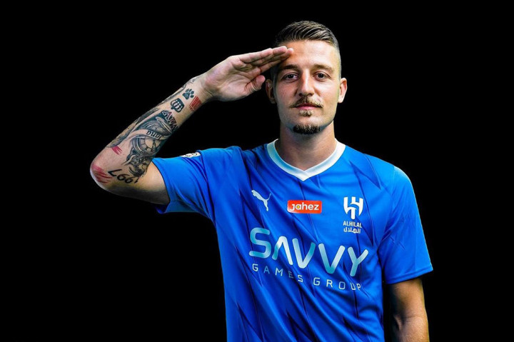 Lahir di Spanyol, Milinkovic-Savic memulai karirnya di Vojvodina sebelum menghabiskan satu musim di klub Belgia Genk. Dia bergabung dengan Lazio pada 2015 dan mencetak 69 gol dalam 341 penampilan untuk klub yang berbasis di Roma tersebut.