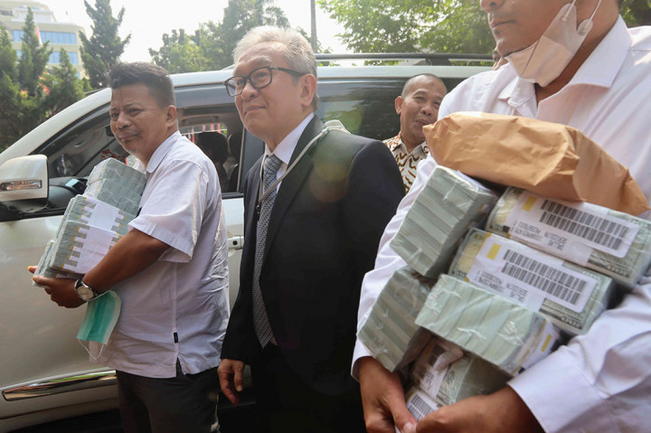 Maqdir tiba di Gedung Bundar Jaksa Agung Muda Tindak Pidana Khusus (Jampidsus) Kejaksaan Agung RI, Jakarta, Kamis, 13 Juli 2023 sekitar pukul 10.10 WIB, sambil membawa uang senilai USD1,8 juta atau setara Rp27 miliar. 