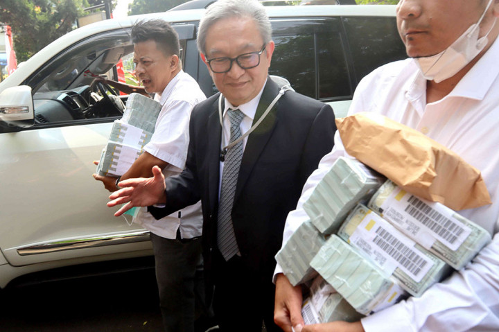 Maqdir menyebut, uang tersebut adalah uang yang diterina oleh kliennya terkait perkara korupsi BTS Kominfo. Uang tersebut, lanjut dia, akan diserahkan kepada penyidik Jampidsus Kejaksaan Agung dalam pemulihan aset. 