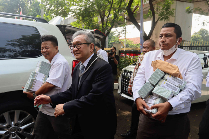 Maqdir berharap dengan kedatangannya menyerahkan uang senilai Rp27 miliar itu dapat memperjelas posisi kliennya dalam perkara yang merugikan keuangan negara senilai Rp8,32 triliun. 