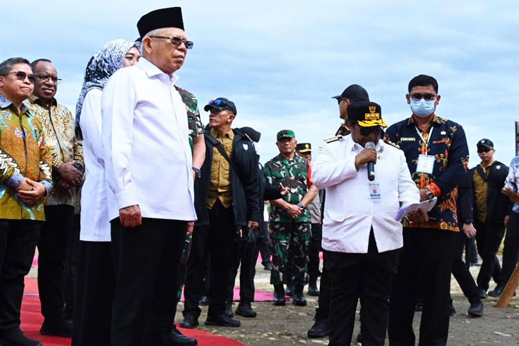 Wakil Presiden Ma'ruf Amin mengunjungi lokasi yang akan ditetapkan sebagai pusat pemerintahan Pemerintah Provinsi (Pemprov) Papua Tengah di Kabupaten Nabire, Papua Tengah, Kamis, 13 Juli 2023. Wapres melakukan peletakan batu pertama di lokasi tersebut.