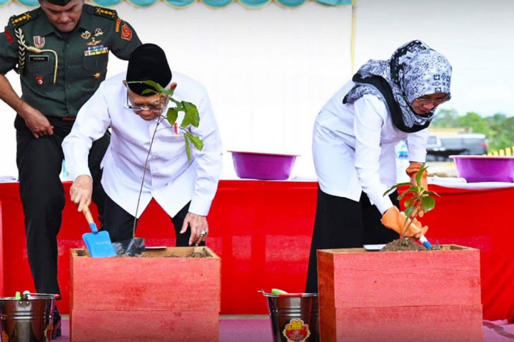 Usai memberikan sambutan, Wapres yang didampingi istri Wury Estu Handayani melakukan peletakan batu pertama sekaligus penanaman pohon sebagai simbol ditetapkannya pusat pemerintahan Provinsi Papua Tengah di Nabire.