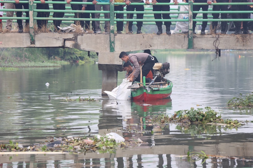 Kapolresta Sidoarjo Kombes Kusumo Wahyu Bintoro menjelaskan, kegiatan bersih-bersih sampah di sungai, mangrove dan sejumlah lokasi sampah lainnya, dilakukan serentak di wilayah Sidoarjo. Ini sebagai wujud kepedulian Polri bersama stake holder terkait pada lingkungan.